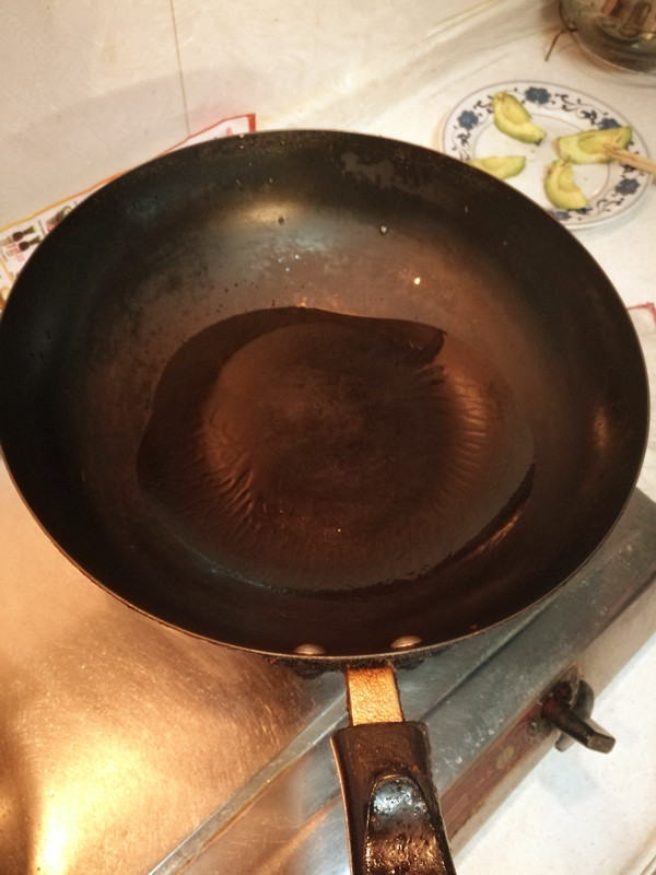 创新菜☺《三文鱼双拼》☺创意菜,蒸煮期间，同时进行第二种做法。在锅中放入少许油。