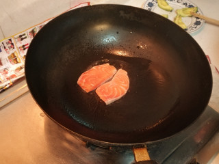 创新菜☺《三文鱼双拼》☺创意菜,把切片的三文鱼鱼片放入锅中，两面煎熟。
