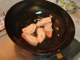 创新菜☺《三文鱼双拼》☺创意菜,待煎至鱼片两面呈金黄色就可以了。