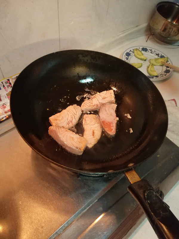 创新菜☺《三文鱼双拼》☺创意菜,待煎至鱼片两面呈金黄色就可以了。
