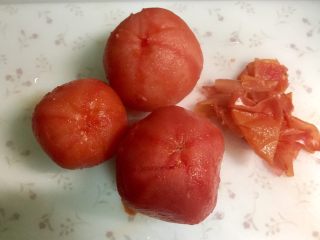 快手暖胃番茄火锅,捞起番茄，就能轻松把皮剥掉。