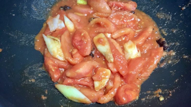 快手暖胃番茄火锅,炒至番茄出汁。