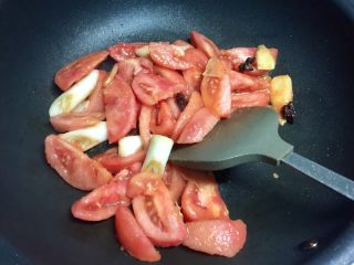 快手暖胃番茄火锅,倒入番茄快翻炒。