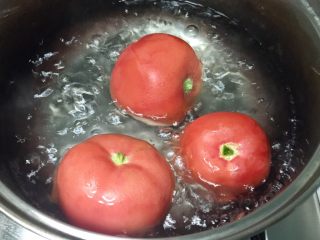 快手暖胃番茄火锅,锅里烧开水，把番茄放入烫一圈。