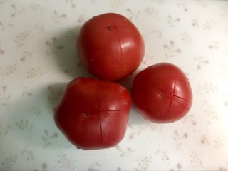 快手暖胃番茄火锅,番茄洗净，在面上划“十”字刀口。