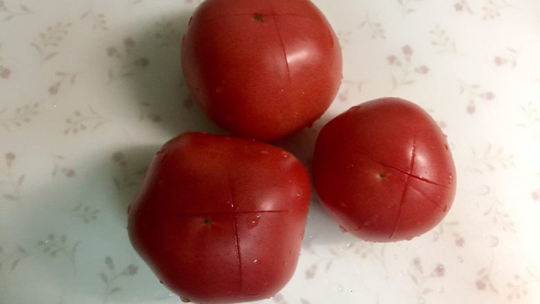快手暖胃番茄火锅,<a style='color:red;display:inline-block;' href='/shicai/ 59'>番茄</a>洗净，在面上划“十”字刀口。