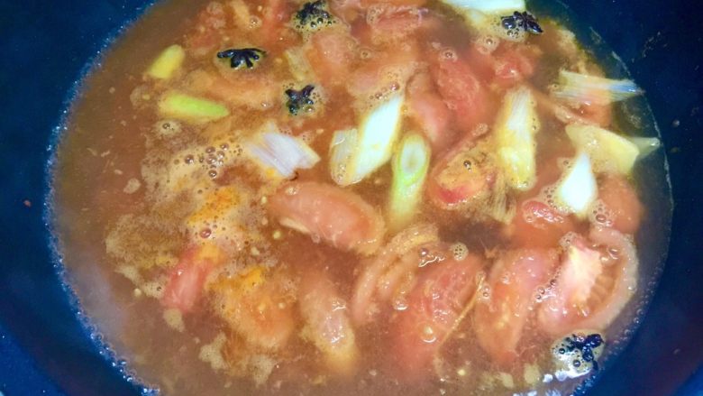 快手暖胃番茄火锅,倒入六碗热水，烧开。