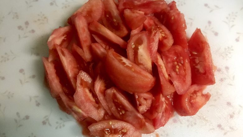 快手暖胃番茄火锅,然后把番茄切滚刀块。