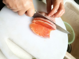 创新菜☺《三文鱼双拼》☺创意菜,一半切成如图所示的薄片。