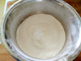 芝麻糖饼,面粉放入盘里，加入泡打粉和白糖