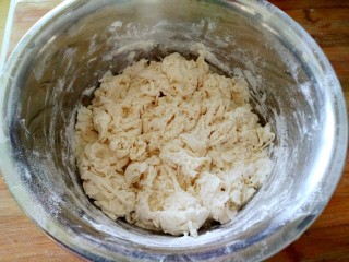 芝麻糖饼,酵母水倒入面粉里，用温水合面
