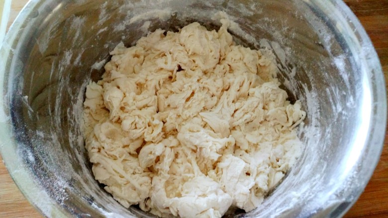 芝麻糖饼,酵母水倒入面粉里，用温水合面