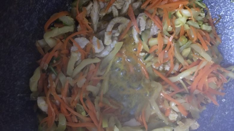 青椒榨菜炒肉丝,继续翻炒均匀，加入一点盐