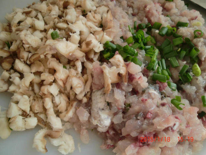 自制美味鱼丸，简单易学还超级好吃,把所有的调料加在鱼肉当中，进行剁碎，剁烂。