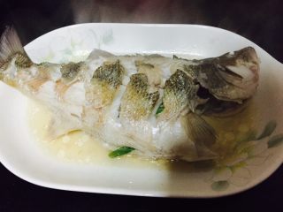 泰式酸辣柠檬清蒸鲈鱼(自创）,鱼蒸好后，将蒸鱼水倒掉，取出肚中的葱、姜、花椒。