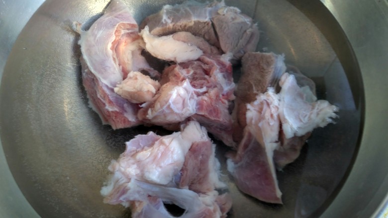 暖身羊肉汤,<a style='color:red;display:inline-block;' href='/shicai/ 329'>羊肉</a>洗净切大块，焯水，去除血沫。要冷水入锅哦，才能逼出来血水。