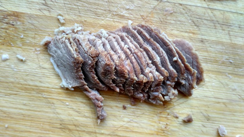 暖身羊肉汤,羊肉炖软，关火，把肉捞出来，放至稍凉切成薄片