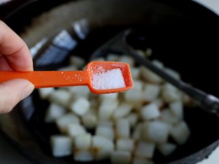 清炖白萝卜,加入少半勺盐；