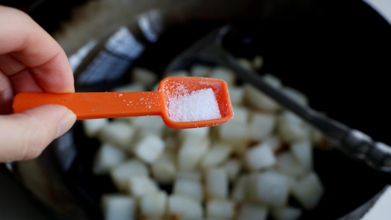 清炖白萝卜,加入少半勺盐；