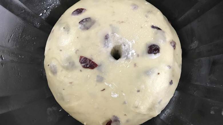 蔓越莓奶酪面包卷,放温暖处进行一次发酵。
