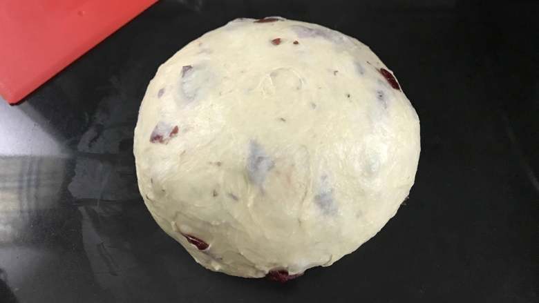 蔓越莓奶酪面包卷,一次发酵结束后排气松驰15分钟。