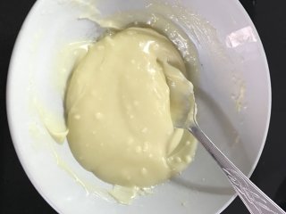 蔓越莓奶酪面包卷,把80克奶油奶酪室温软化后打顺滑加入35克糖粉拌匀做成奶酪馅。