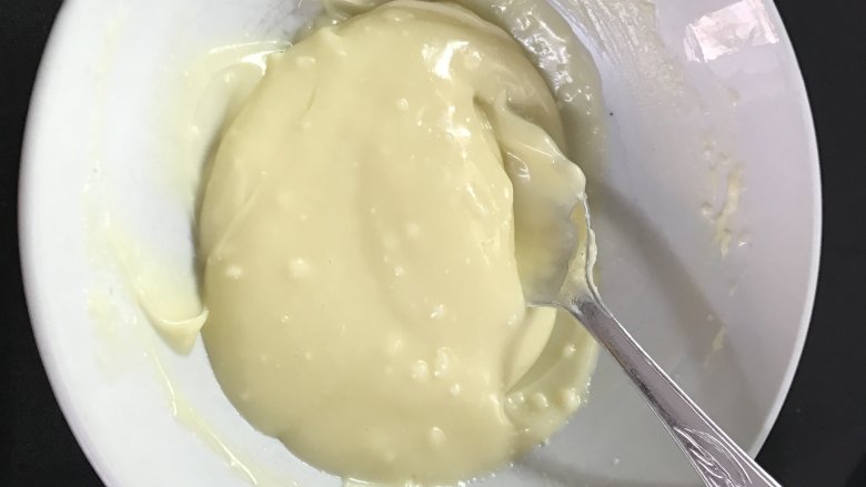蔓越莓奶酪面包卷,把80克奶油奶酪室温软化后打顺滑加入35克糖粉拌匀做成奶酪馅。