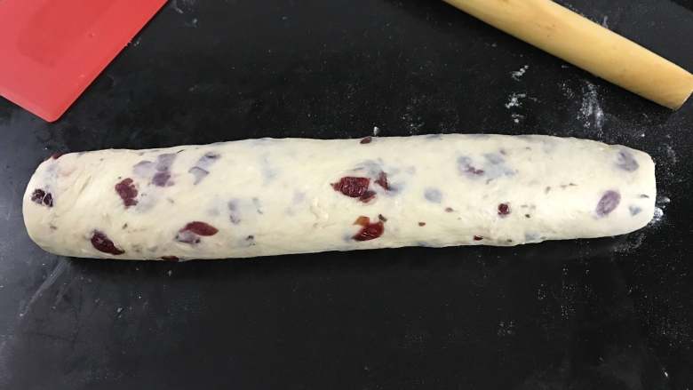 蔓越莓奶酪面包卷,从上往下卷起来。