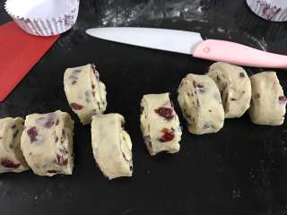 蔓越莓奶酪面包卷,用利刀匀切成9份。