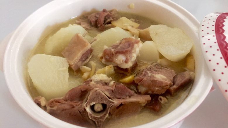 天冷必吃之一锅炖羊肉萝卜,煮好的羊骨肉成出放入汤盆。