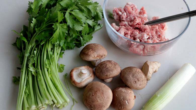 芹菜香菇饺子,准备肉馅儿食材；