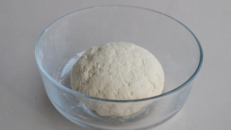 芹菜香菇饺子,面粉加入320ML温水和成柔软的面团醒发15分钟；