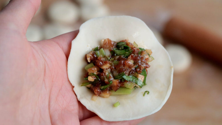 芹菜香菇饺子,包入适量的肉馅儿；