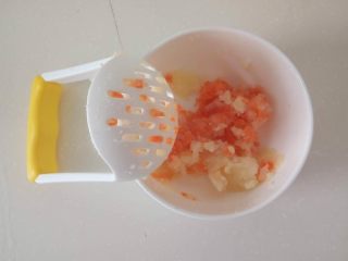 宝宝辅食-虾仁饭
10M+,土豆和胡萝卜趁热压碎，（这里不建议用辅食机搅拌，因为食物有热气，影响最后成型。）适当保持颗粒状，锻炼宝宝咀嚼能力。