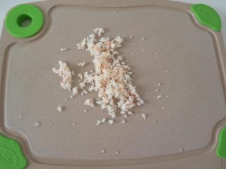 宝宝辅食-虾仁饭
10M+,熟虾仁，放在案板上剁成虾肉沫备用。