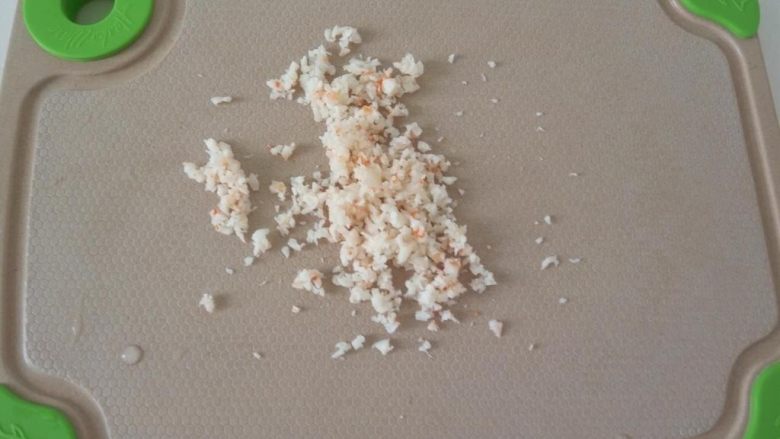 宝宝辅食-虾仁饭
10M+,熟虾仁，放在案板上剁成虾肉沫备用。