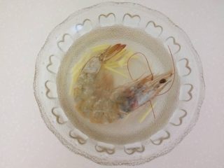 宝宝辅食-虾仁饭
10M+,鲜虾放入凉姜水中，泡5-10分钟去腥。