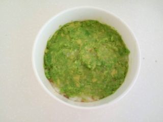宝宝辅食-虾仁饭
10M+,将牛油果泥均匀涂抹在虾仁饭上面，宝宝食用不适宜涂太厚。