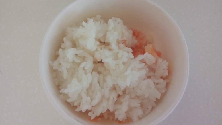 宝宝辅食-虾仁饭
10M+,将土豆泥，胡萝卜泥，虾仁，热米饭混合搅拌均匀。