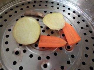 宝宝辅食-虾仁饭
10M+,蒸米饭的时候别闲着，胡萝卜和土豆洗净去皮蒸熟，也可以放辅食机蒸熟。（也可以直接像我洗净放锅里蒸熟，蒸熟后去皮备用。）