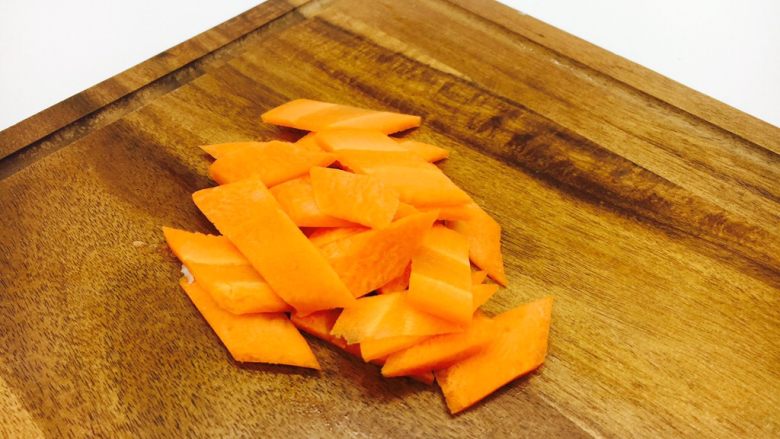 厨房挑战 素菜 清炒荸荠,胡萝卜切片。