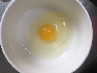 #宝宝辅食#彩色香甜红枣发糕,将鸡蛋打入一个无水无油的容器里