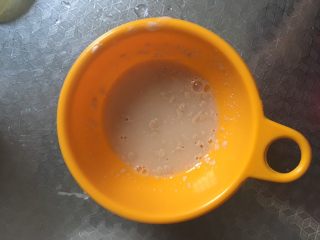 #宝宝辅食#彩色香甜红枣发糕,1.2g的酵母用30度左右的水化开，静置5分钟