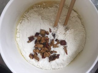#宝宝辅食#彩色香甜红枣发糕,倒入面粉，加入去核切碎的红枣，搅拌均匀