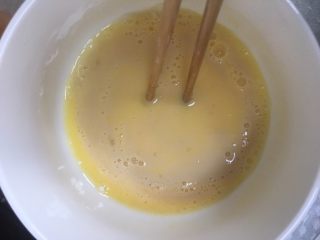 #宝宝辅食#彩色香甜红枣发糕,将刚刚的酵母水倒入蛋液中搅拌均匀，加入50ml剩下的水
