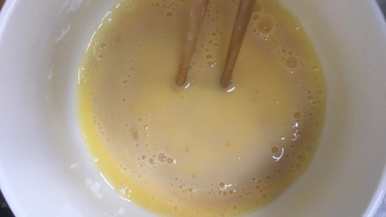 #宝宝辅食#彩色香甜红枣发糕,将刚刚的酵母水倒入蛋液中搅拌均匀，加入50ml剩下的水