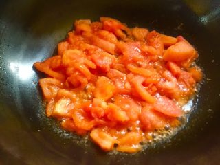 厨房挑战➕素菜～蕃茄炒鸡蛋,留下的油马上倒入蕃茄炒至汤汁出来。