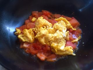 厨房挑战➕素菜～蕃茄炒鸡蛋,放入鸡蛋炒均匀。