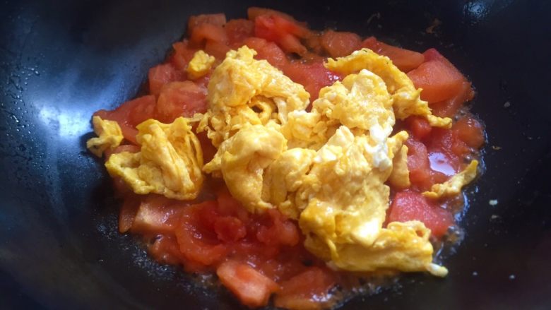 厨房挑战➕素菜～蕃茄炒鸡蛋,放入鸡蛋炒均匀。