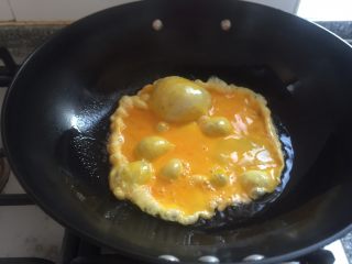 厨房挑战➕素菜～蕃茄炒鸡蛋,锅中放入适量油烧热放入鸡蛋液。